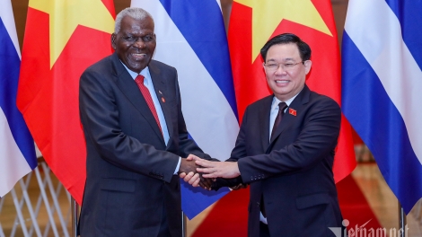 Chủ tịch Quốc hội đớp Huân chương chr’năp âng Đảng, Nhà nước Cuba