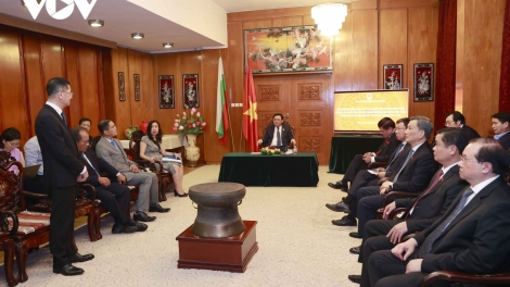 Kruanh Quốc hội Vương Đình Huệ mâp măt du đê̆ nŭih ntoh măt bah Việt Nam tâm ăp dak Châu Âu