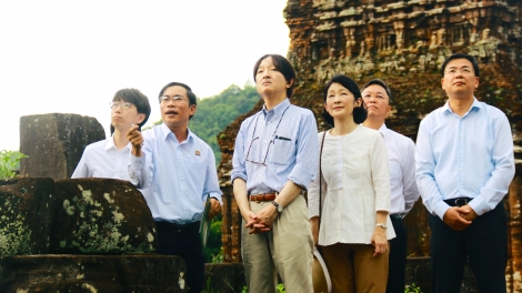 Hoàng thái tử Nhật Bản lâng Công nương tước lêy zr’lụ đền tháp Mỹ Sơn, tỉnh Quảng Nam lâng thành phố Đà Nẵng