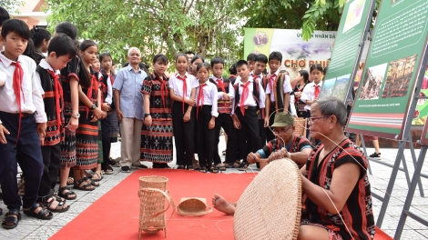 Chr’hoong Nam Đông (Thừa Thiên Huế): P’cắh k’cir văn hoá âng đhanuôr acoon cóh pa zưm lâng pa dưr pa xớc du lịch