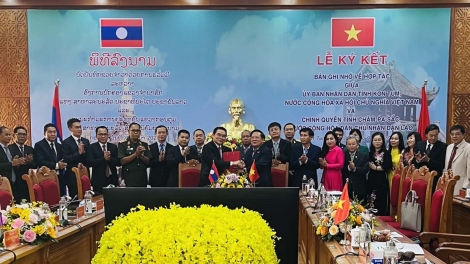 Dêh char Kon Tum hơtŏk tơdrong jang hơdoi hăm dêh char Chăm- pa- sắc (Lào)