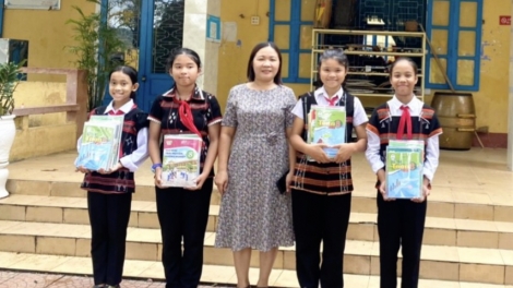 Nam Đông (Thừa Thiên Huế): Cher đoọng bha ar giáo khoa lâng zooi băn zư apêê a’đhi học sinh Cơ Tu lưm tr’mung zr’nắh k’đhạp