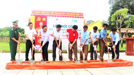 Quảng Bình: Bhrợ têng đong za nêệ bán trú đoọng ha học sinh ma nuyh acoon coh đhị trường zr’lụ ca noong k’tiếc