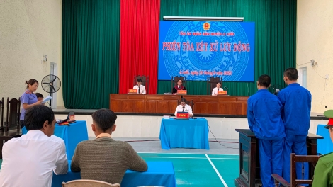 Bhrợ toà lưu động prá xay ooy bh’rợ zâl cha groong ma tuý đhị chr’hoong A Lưới