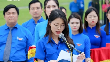 Pa đơp đoọng huy hiệu Ta đhâm c’mor liêm choom xay bhrợ cơnh p’rá xa nay p’too pa choom âng Ava Hồ đhị Quảng trường Ba Đình