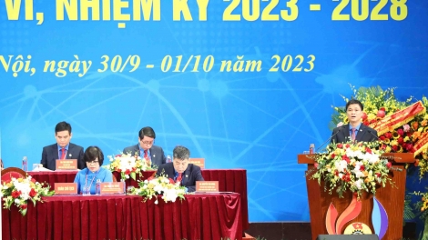 Wa Ngọ Duy Hiểu dơi săch tay Kruanh Công đoàn viên chức Việt Nam khóa 6 