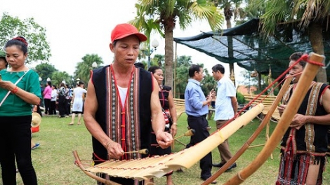 Hâk mơnê pơlâi xiâm Đăk Ang  (Ca ngợi quê hương Đăk Ang)