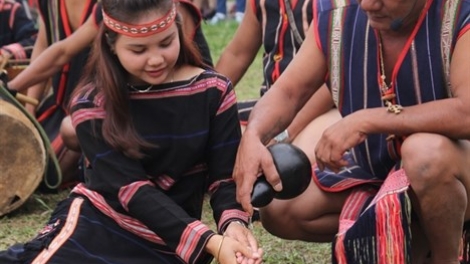 Mtă mtăn kơ êdam êra (Dặn dò thanh niên)