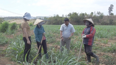 Bơ̆t bơtàu Đảng tàm tiah jơi bơtiàn dùl êt nă cau càr Kon Tum dê: Đơs nàng làng bol in wờng, lơh nàng lơh làng bol in dòn