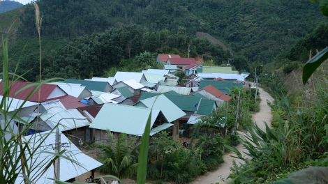 Đông Giang - Têêm ngăn đhị ắt mamông đoọng ha đhanuôr coh zr’lụ buôn vaih tuh bhlong, hr’câh k’tiếc