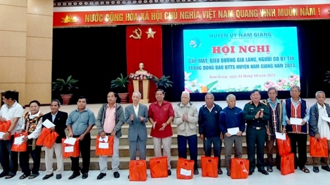 Nam Giang (Quảng Nam) lưm mặt, hơnh deh apêê t’cooh bhươl, ma nuyh bấc ngai chăp coh zr’lụ đhanuôr acoon coh