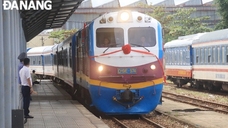 Ga Đà Nẵng t’pâh g’luh tàu bh’nơơn dal Hà Nội - Đà Nẵng