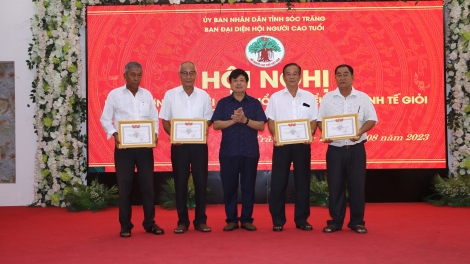 Manứih t’coóh t’ha Khmer bhrợ cha liêm choom