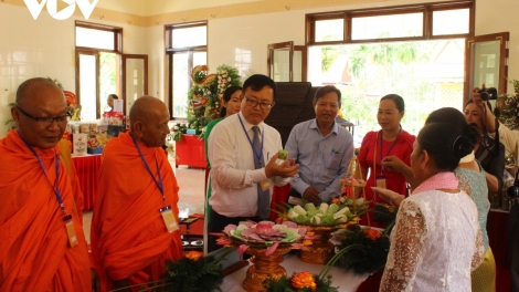 កឹងធើ បង្កើតរបររកស៊ីចិញ្ចឹមជីវិតដោយចីរភាពជួយជនរួមជាតិខ្មែរចាកផុតពីភាពក្រីក្រ ។	