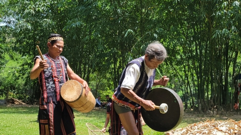 Manuyh t’cooh ta ha lâng bh’rợ zư lêy văn hoá Cơ Tu