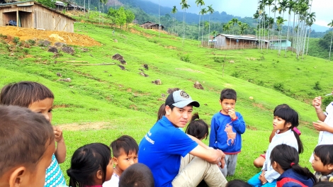 Lấh 20 c’moo ắt pa bhrợ cóh k’coong ch’ngai, thầy giáo lêy p’têết pa zưm bhrợ pa dưr k’noọ 60 đhị trường