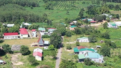 Cồng nha broă tơrgùm gơs dùl gơnoar broă Ƀí thư Ci ƀộ ăt tơn gơnoar broă Kwang ătbồ thôn tàm kơnhoàl Sa Thầy, càr Kon Tum