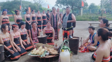 Liêm pr’hay bhiệc bhan hơnh déh ha roo t’mêê âng manứih Tà Riềng