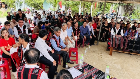 Đhanuôr zr’lụ đhăm k’tiếc ắt t’mêê Bhlô Bền, chr’val Sông Kôn, chr’hoong Đông Giang bhui har t’ngay đại đoàn kết acoon cóh