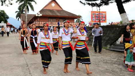 Nhà trường, năc đhị bhrợ pa dưr liêm loom chăp kiêng văn hóa acoon coh ha lang p’niên cacoong Quảng Nam