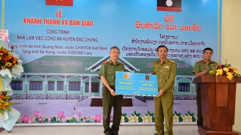 Pa luih lâng pa đơp đong pa  bhrợ Công an chr’hoong Đắc Chưng (Lào)