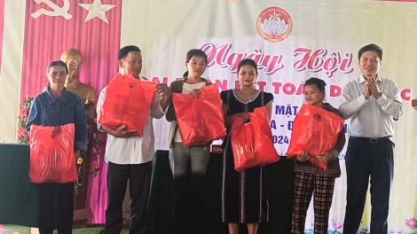 Cr’noon Ban Mai, chr’val Ba, chr’hoong Đông Giang (Quảng Nam) bhrợ T’ngay bhiệc bhan Đại đoàn kết pazêng acoon manuyh đhị