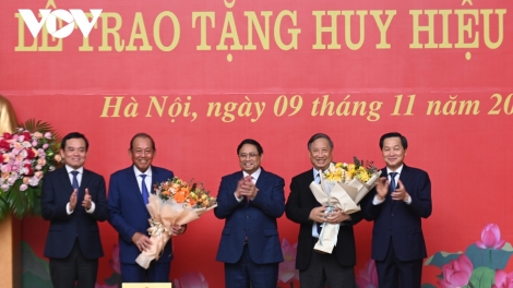 Thủ tướng pă Huy hiệu Đảng an ăp đồng chí Phạm Gia Khiêm n’hanh Trương Hòa Bình