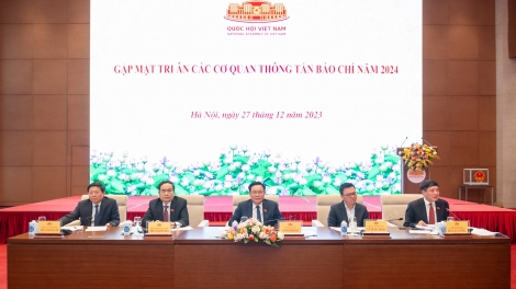 Kruanh Quốc hội Vương Đình Huệ mâp măt ăp nhih pah kan báo chí