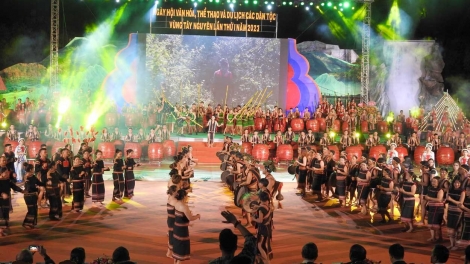 Ngai chờ “Brê bơnơm dờng ơning ơnàng Tây Nguyên- Bơta niam chài tơrgùm bal” tàm càr Kon Tum 