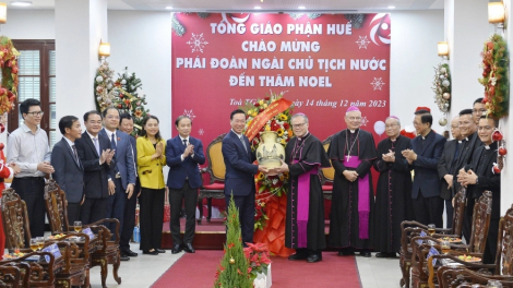 Chủ tịch nước Võ Văn Thưởng hơnh deh Giáng sinh Tổng Giáo phận Huế