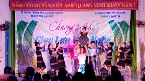 Biểu diễn văn nghệ đoọng ha cán bộ, chiến sĩ lâng đhanuôr zr’lụ ca noong k’tiếc Nam Giang (Quảng Nam) lêy