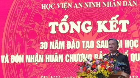 Ƀô̆ trương Tô Lâm pôk ăn Mê đai Vei lăng Teh đak dơ̆ng mă Pêng ăn Học viện ANND