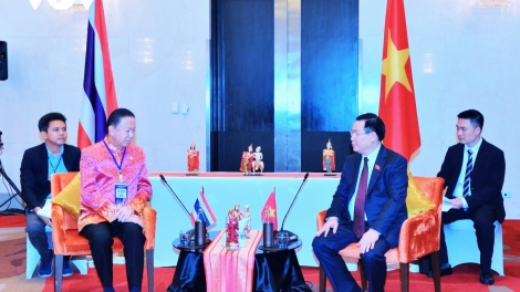 Chủ tịch Quốc hội Vương Đình Huệ đương lum prá lâng Chủ tịch Phòng Thương mại lâng apêê doanh nghiệp ga măc Thái Lan