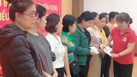 Hội chữ thập đỏ Thừa Thiên Huế pa đơp 90 hun pr’hêl zooi đoọng tiểu thương chợ Khe Tre