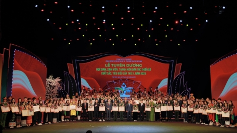 Groi Thủ tướng Trần Lưu Quang râng lễ mpư rnê 143 kon se nti, sinh viên, druh ndăm rnoi mpôl đê̆ ntoh lư năm 2023