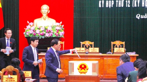 Phó Chủ tịch Thường trực HĐND tỉnh Quảng Bình vêy phiếu “tín nhiệm dal” bấc bhlầng