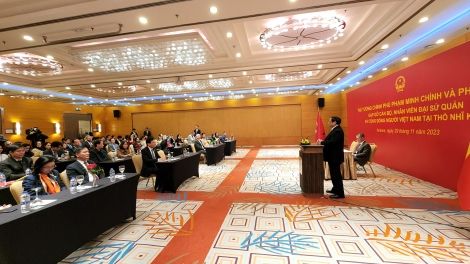 Ngế pro xiâm hnê ngăn tơnêi têa Phạm Minh Chính trâm mâ kăn ƀô̆, nhân viên Kơ koan teăng mâ ƀă pơlê pơla mơngế Việt Nam a Thổ Nhĩ Kỳ