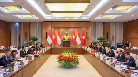 Kruanh Quốc hội Vương Đình Huệ rgum ôp Tổng thống Indonesia Joko Widodo 