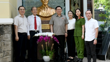 Khua Anôk bruă kƀĭn ala nao čhưn, h’êč hmưi Têt gŏ sang Ayang Khua Anôk bruă kƀĭn ala hđăp Nguyễn Hữu Thọ 