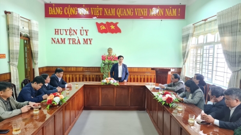 Phó Bí thư Thường trực Tỉnh uỷ Quảng Nam Lê Văn Dũng lưm, cher đoọng pr’hêl đhị chr’hoong Nam Trà My