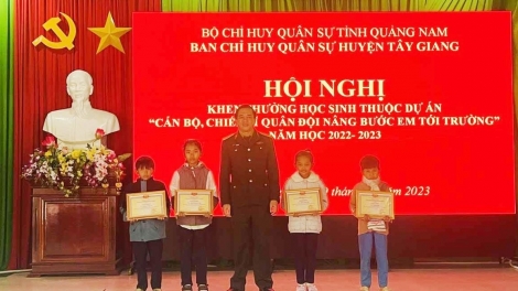 BCH QUÂN SỰ CHR’HOONG TÂY GIANG NĂC BĂN 3 HỌC SINH LUM PR’ẮT TR’MÔNG ZR’NĂH K’ĐHAP