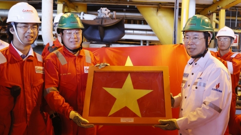 Kơdră teh đak năm ngôi, hmach thơ thâu Têt ăn bơngai jang bơ̆ Hnam hơdrơh sir iŏk đak dơâu tơ̆ đak dơsĭ