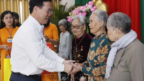 CHỦ TỊCH NƯỚC VÕ VĂN THƯỞNG LƯƠT LUM LÊY, HAANH DEH TẾT PAZÊNG ĐHANUÔR ĐHỊ TỈNH VĨNH LONG