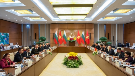 Khua git gai wai lăng pơ ala mơnuih ƀôn sang dêh čar ta Vương Đình Huệ bơkơtuai hăng Khua git gai wai lăng pơ ala mơnuih ƀôn sang dêh čar Bungari Rô-zen Zê-ria-kov 