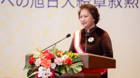 Kruanh Quốc hội ơm Nguyễn Thị Kim Ngân geh pă Huân chương Mặt trời mọc hạng nhất Đại Thập tự