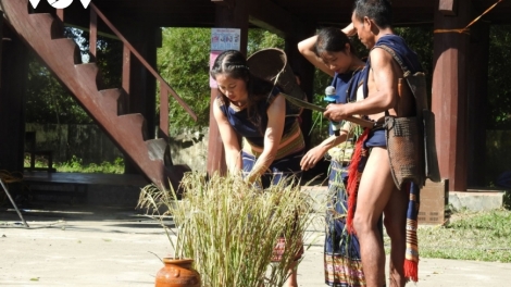 Á nai vâ vêh hmuâ (Em phải về thôi)