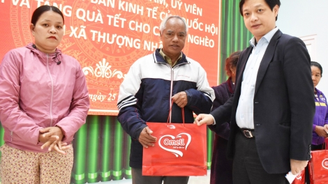 Ủy viên Thường trực Ủy ban Kinh tế âng Quốc hội lưm lâng cher pr’hêl Tết pr’loọng đha rựt chr’hoong Nam Đông, tỉnh Thừa Thiên Huế