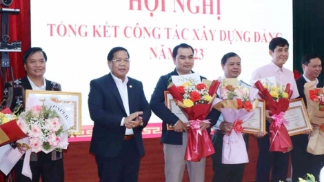 Tây Giang (Quảng Nam) lêy cha mêết bấc tổ chức đảng lâng đảng viên