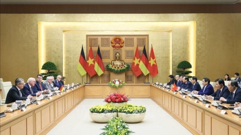 Thủ tướng Phạm Minh Chính ôp srĭng nău Tổng thống Đức