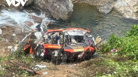 Xe ô tô ha tộ ooy t’huung coh c’lâng lướt đâh La Sơn - Túy Loan bhrợ 22 cha năc chêệt bil, bhrêy tăh